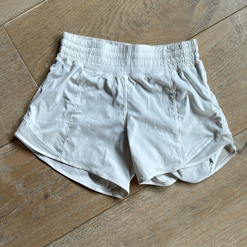EUC Lululemon white hotty hot 2.5” highrise 2Tall.  No rips stains nor tears
